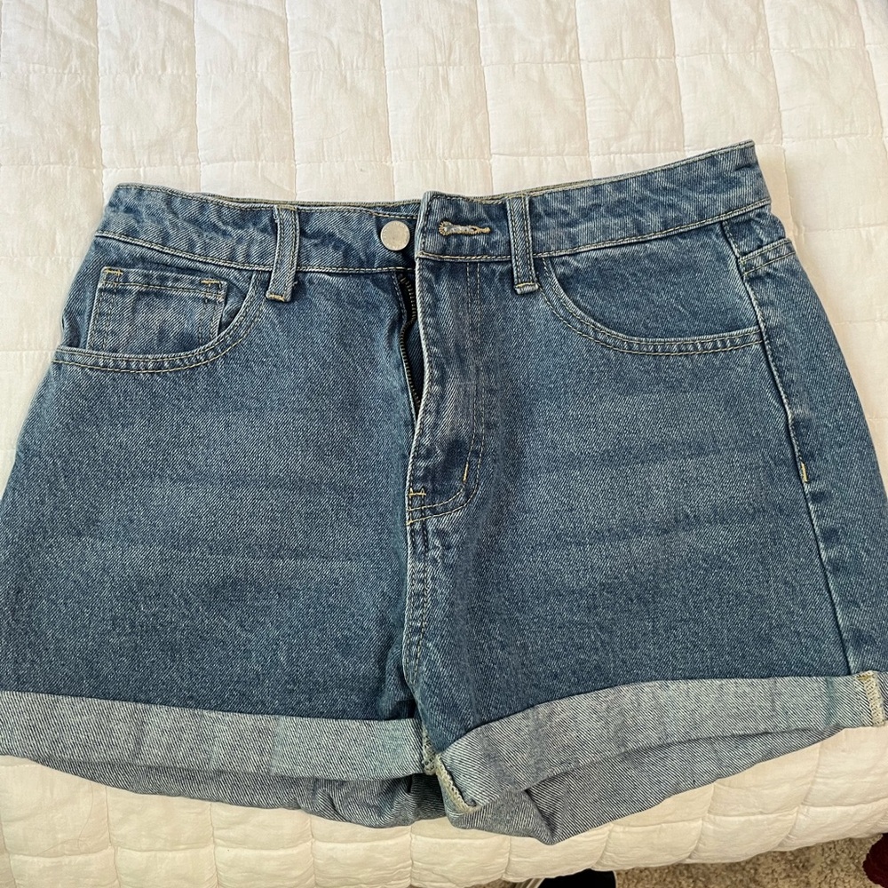 Jean shorts with design on the back pocket